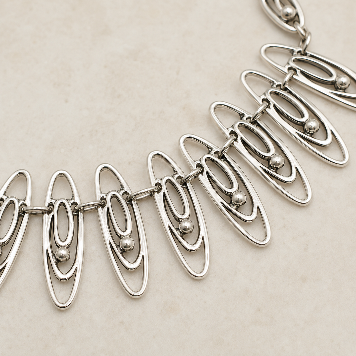 Close view of the necklace’s polished oval links.