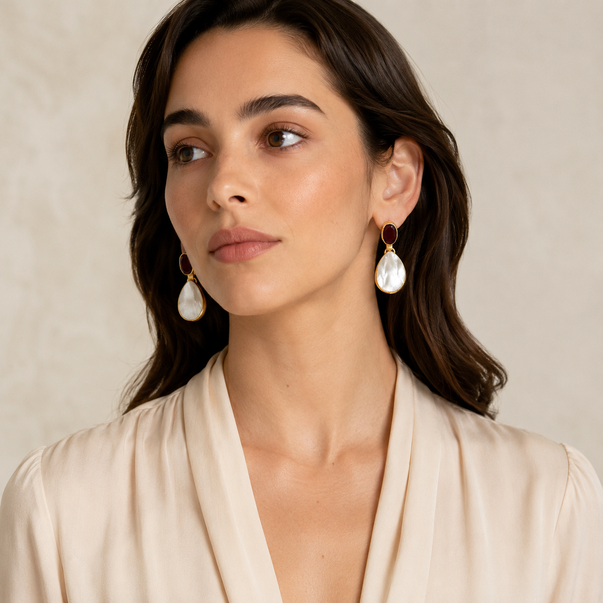 Gold-plated earrings with red garnet and mother of pearl in a drop shape.