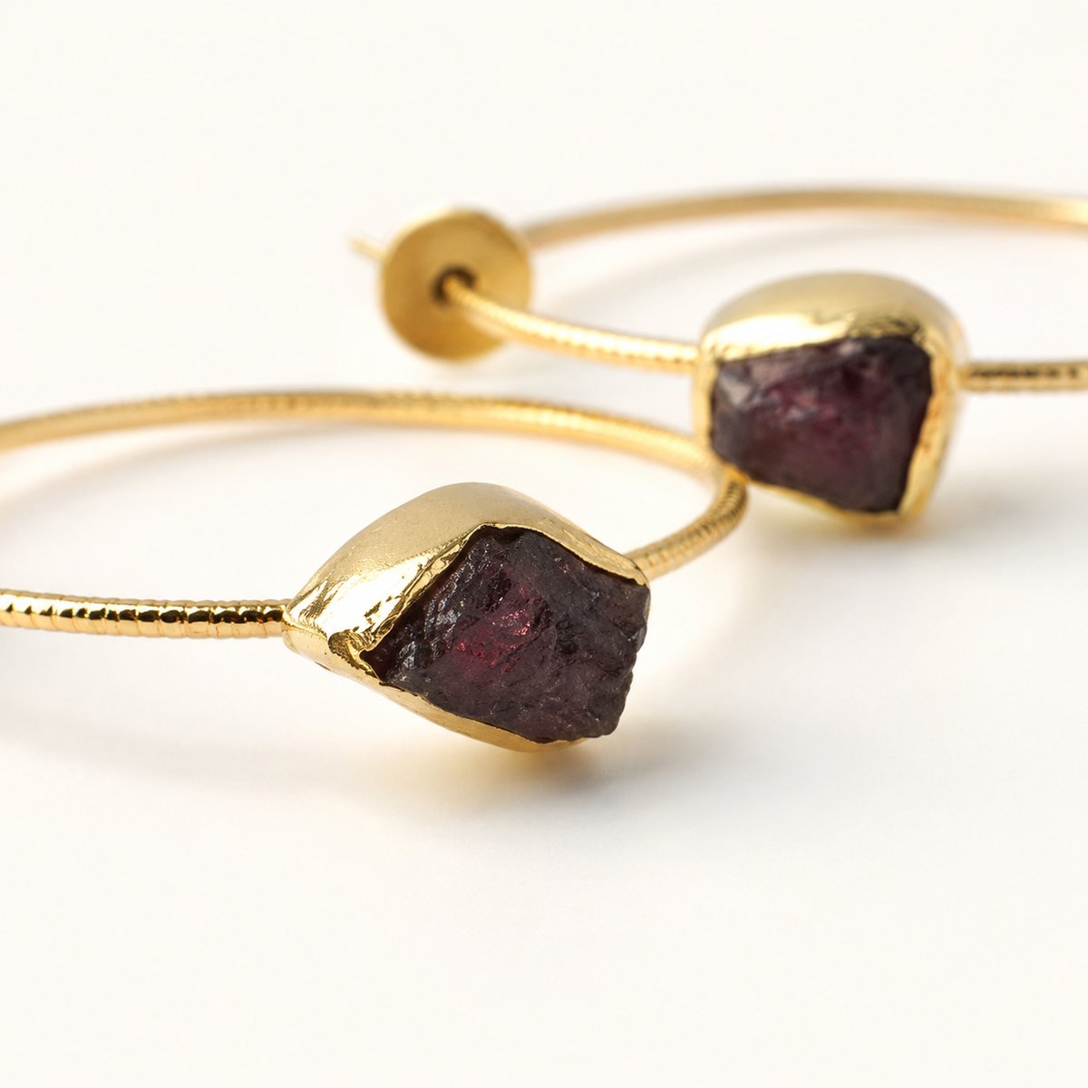 Close view of the green agate slice and polished gold-plated setting.