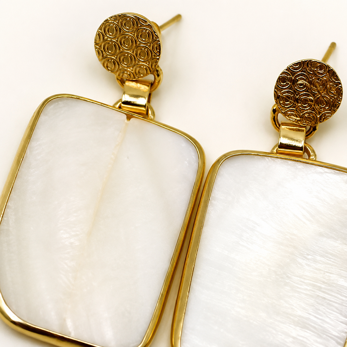 Close view of the textured gold top and clear quartz detail.