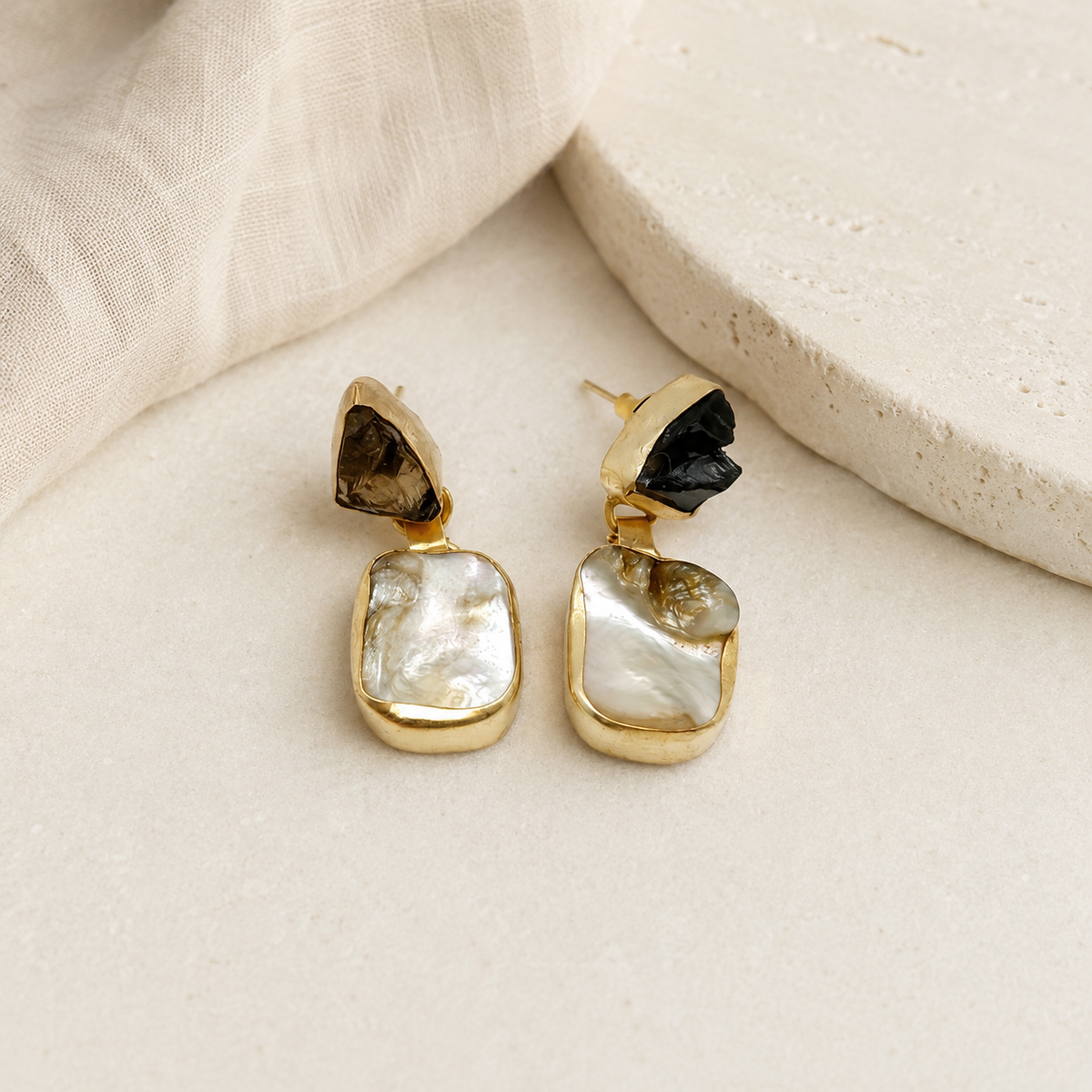 Gold drop earrings with smoky quartz and mother of pearl in a refined natural contrast.