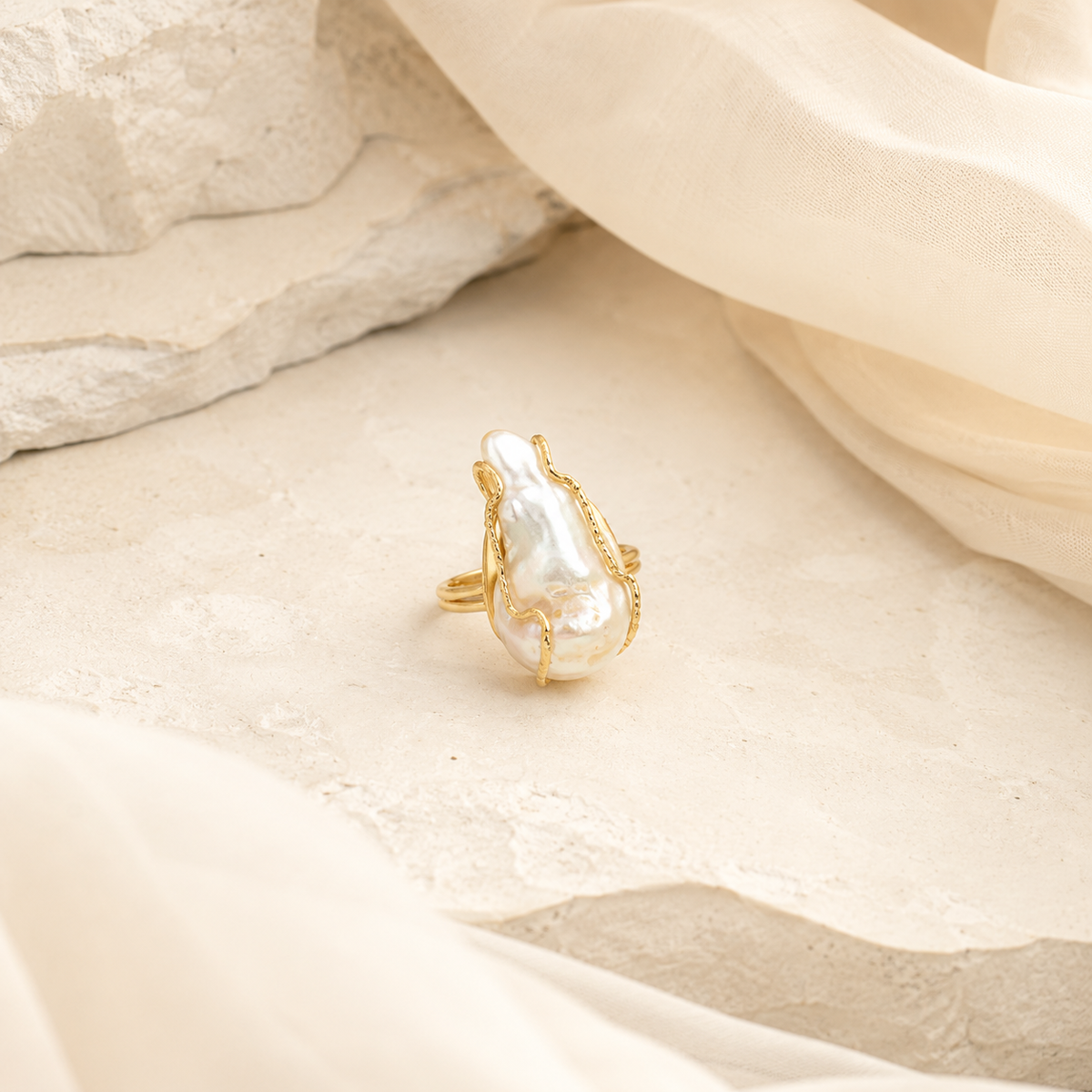 Baroque pearl statement ring with an organic gold-plated silhouette.