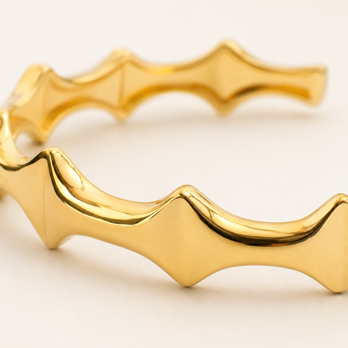 Close view of the bracelet’s smooth wave-like curves and shine.