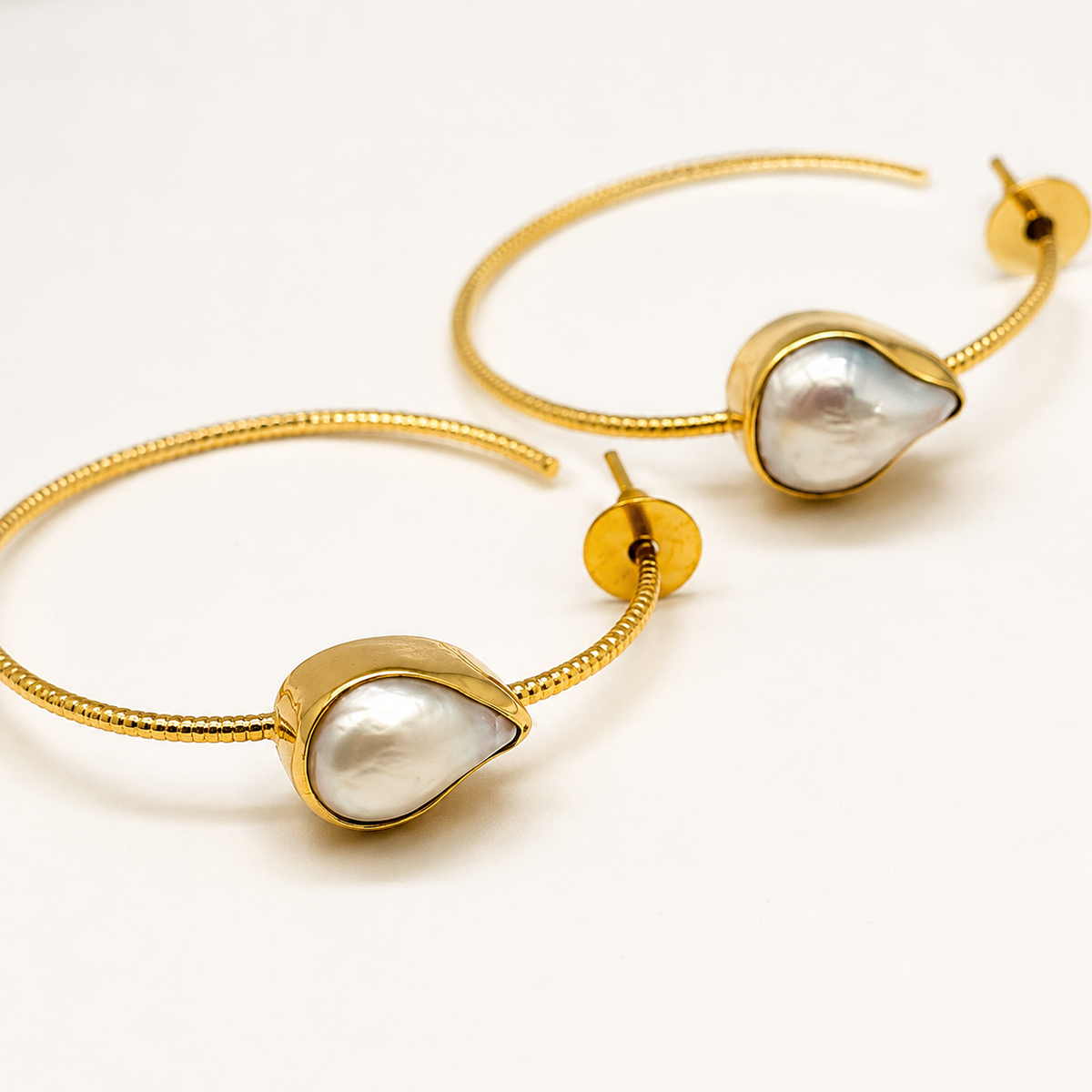Close-up of the teardrop stone detail and gold-plated frame.